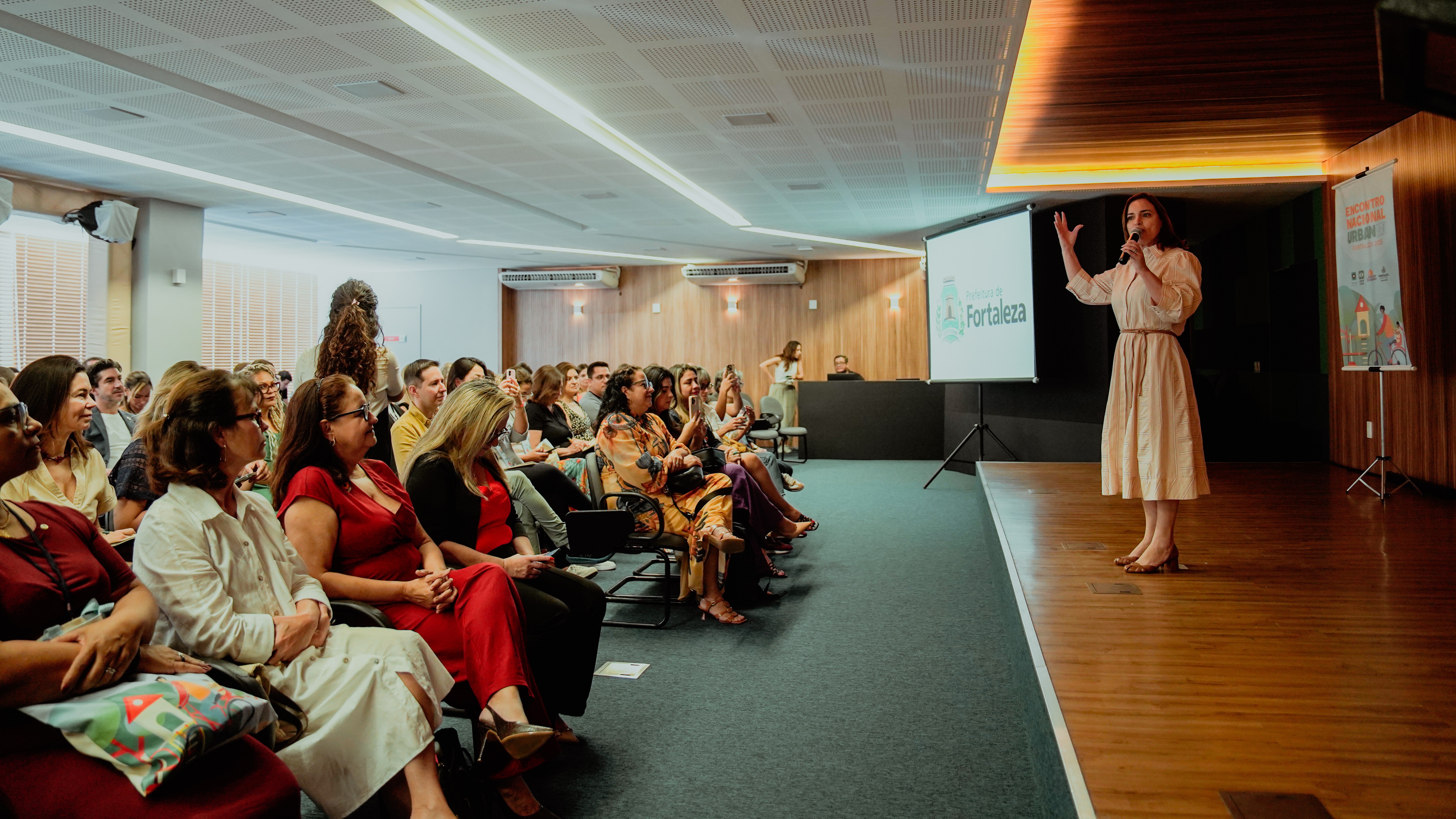 primeira-dama cristiane leitão fala no auditório do paço municipal durante o Urban95